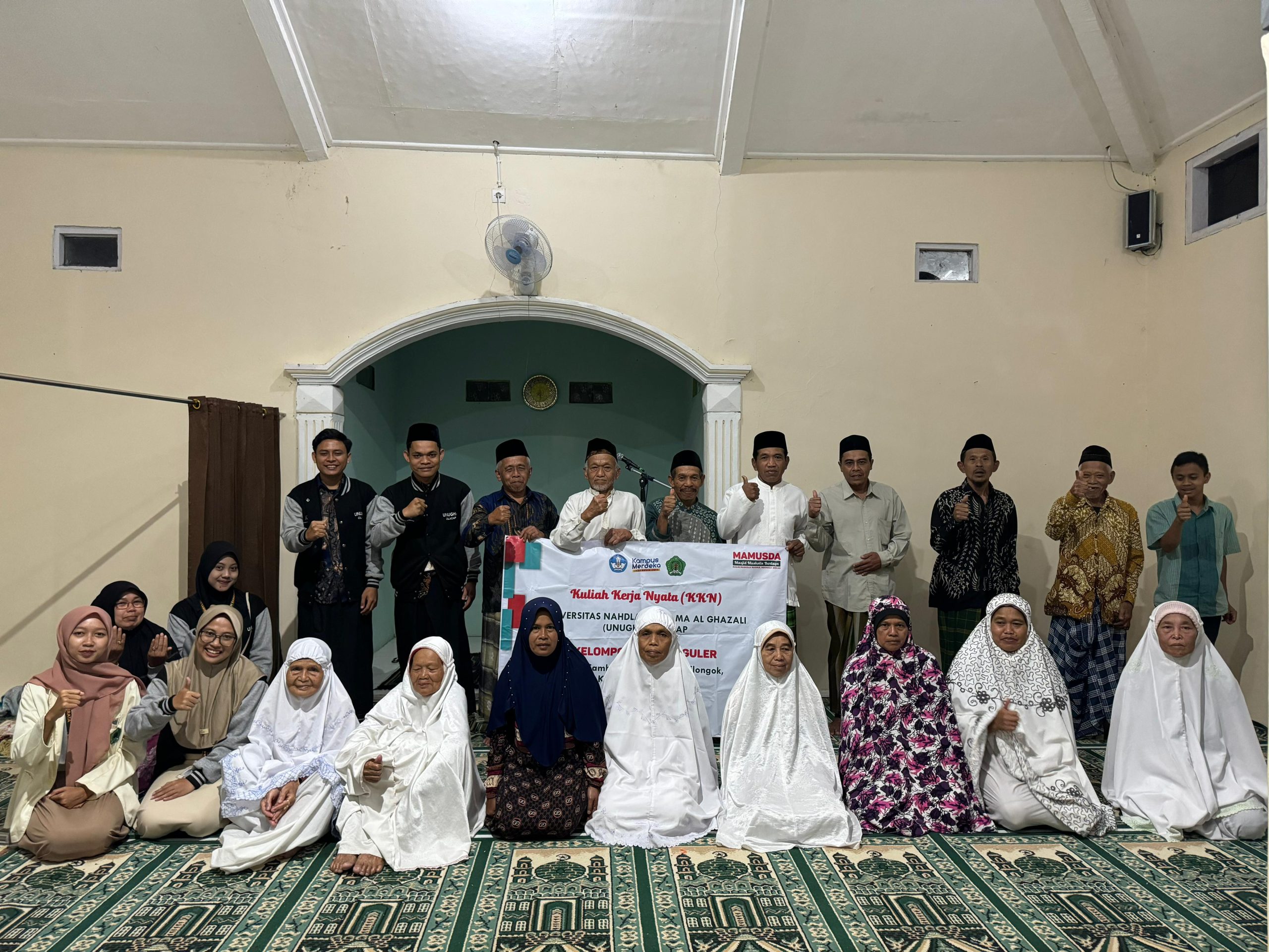 Pelatihan Pembungkusan Jenazah oleh KKN Kelompok 08 UNUGHA Cilacap di Masjid Baitul Matin
