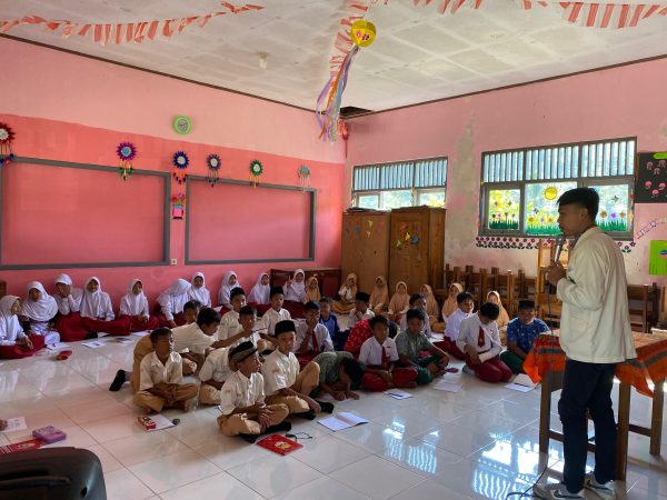 Pelatihan Media Pembelajaran Berbasis Video Animasi di SDN 2 Sambirata